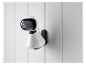 Une caméra pour bébé Motorola fixée à un mur blanc.