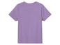Un t-shirt violet à manches courtes.