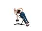 Femme faisant de l'exercice avec un haltère sur un banc d'hyperextension