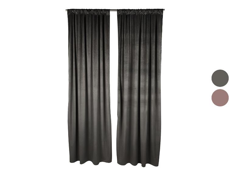 Deux rideaux en velours gris foncé suspendus à une tringle, avec des échantillons de couleur.