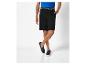 Shorts et chaussures pour homme : look décontracté.
