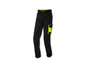 Pantalon de travail noir avec des détails jaunes et une grande poche.