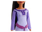 Une poupée Barbie avec une robe violette et une ceinture violette.