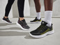 Des baskets noires Crivit avec des accents jaunes.
