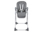 Chaise haute bébé grise avec ceinture de sécurité.