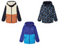 Trois vestes pour enfants avec capuche, une avec un motif robot, une avec le logo Helly Hansen et une bleue et bleu clair.
