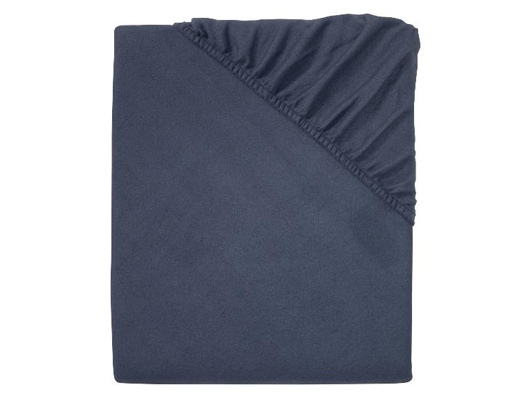Un drap-housse bleu foncé avec élastique.