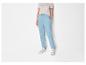 Pantalon de survêtement bleu avec des baskets blanches.