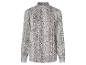 Chemise grise à imprimé serpent.