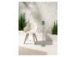 Chaise design et lampadaire moderne, ambiance extérieure.