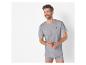 Un homme en t-shirt et caleçon gris.