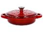 Cocotte rouge en fonte avec couvercle.