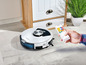Un robot aspirateur blanc Silvercrest contrôlé par un smartphone.