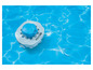 Un robot de piscine Silvercrest bleu dans une piscine.
