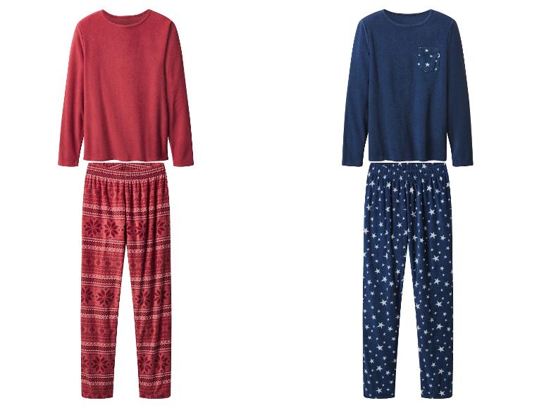 Deux ensembles de pyjamas en polaire, un rouge avec des motifs de flocons de neige, un bleu avec des motifs d'étoiles.