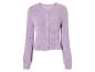 Un cardigan en maille lilas avec boutons et manches longues.