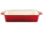 Un plat à four en fonte rouge.