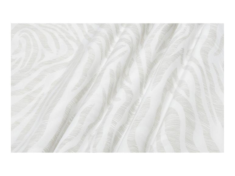 Tissu blanc avec un motif zébré abstrait gris clair, drapé avec des plis doux.