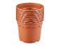 Pile de pots de fleurs en plastique marron