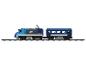 Un train LEGO bleu avec une locomotive et un wagon sur des rails.