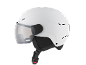 Casque de ski blanc avec visière grise et jugulaire noire sur fond noir.