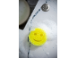 Éponge jaune souriante dans un évier avec de la mousse.
