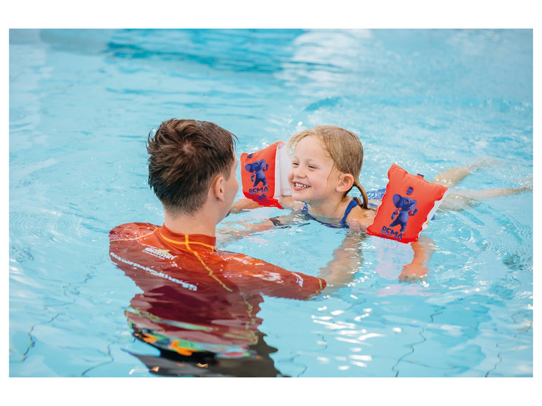 Une fille dans une piscine avec des brassards de natation Rema.