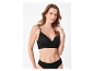 Modèle portant un soutien-gorge et une culotte noirs en dentelle.