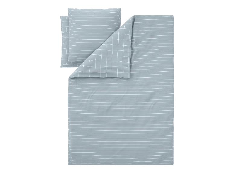 Parure de lit bleu clair avec rayures blanches et motif à carreaux.