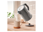 Une bouilloire SilverCrest grise verse de l'eau dans une tasse.