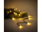 Guirlande lumineuse LED chaude sur des branches de sapin, parfaite pour les décorations de Noël.