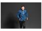 Homme portant une veste coupe-vent bleue et un pantalon de survêtement noir.