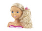 Une poupée aux cheveux blonds et une robe rose, prête à se faire coiffer.
