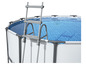 Une piscine hors sol avec une échelle