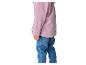 Enfant portant une veste rose et un jean bleu.