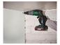 Un homme utilise une visseuse sans fil Parkside X20V Team pour fixer un panneau.