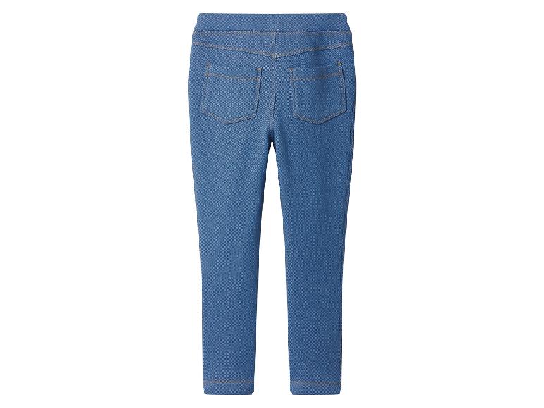 Jeggings en jean bleu avec poches arrière et coutures visibles.