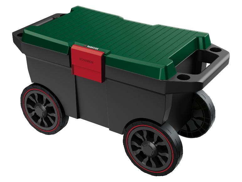 Chariot de jardin noir avec couvercle vert et roues avec accents rouges.