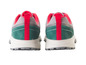 Deux paires de chaussures de course grises et vertes avec des accents rouges