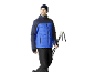 Homme en veste de ski bleue et bleu marine, pantalon de ski noir et bonnet, tenant des bâtons de ski.