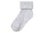 Une chaussette grise avec le haut retourné.