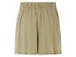 Shorts couleur beige clair avec élastique à la taille.