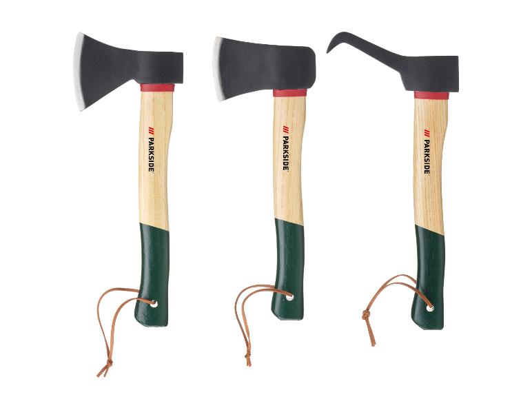 Trois haches avec des manches en bois et des têtes noires, une avec un crochet.