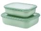 Deux boîtes de conservation rectangulaires vert menthe, empilées l'une sur l'autre.