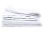 Couette blanche pliée avec surpiqûres sur fond blanc