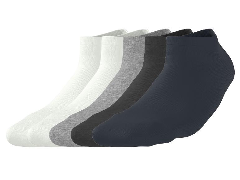 Lot de cinq paires de chaussettes courtes unies en blanc, gris clair, gris foncé et bleu marine.