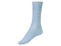 Une chaussette bleu clair sur un fond blanc.