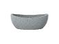 Pot de fleurs gris en forme de bateau, style moderne.