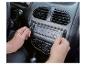 Une personne retire un autoradio d'une voiture.