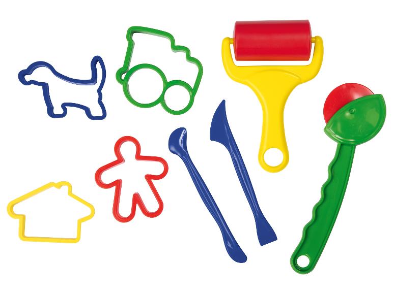Outils de pâte à modeler colorés: rouleau, emporte-pièces et outils de modelage.